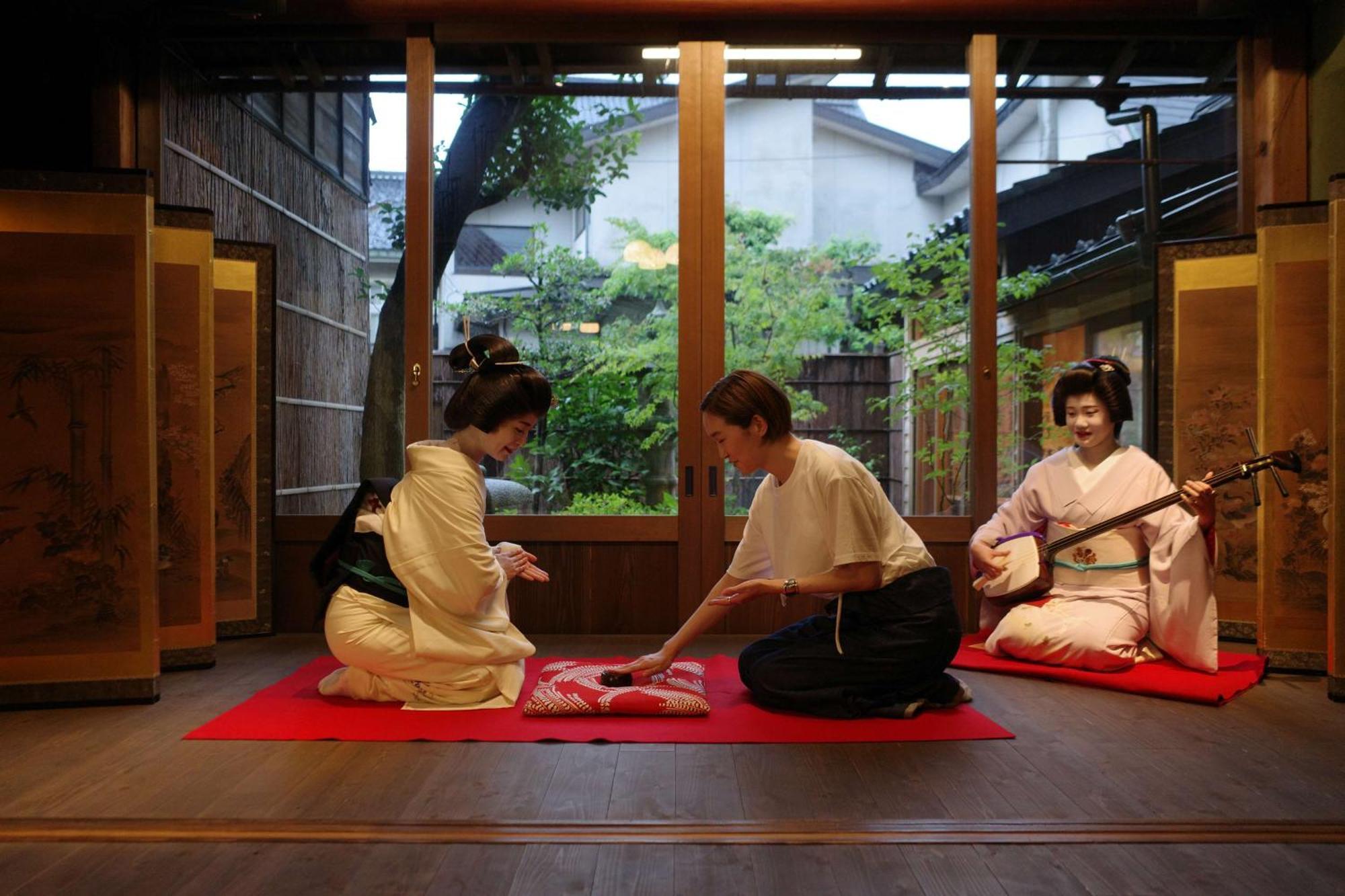 Hyatt Centric Kanazawa Eksteriør bilde A scene from a traditional Japanese shamisen performance
